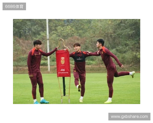 邵佳一探班U22国足重逢老友 9人归来鲁沪新星伤退